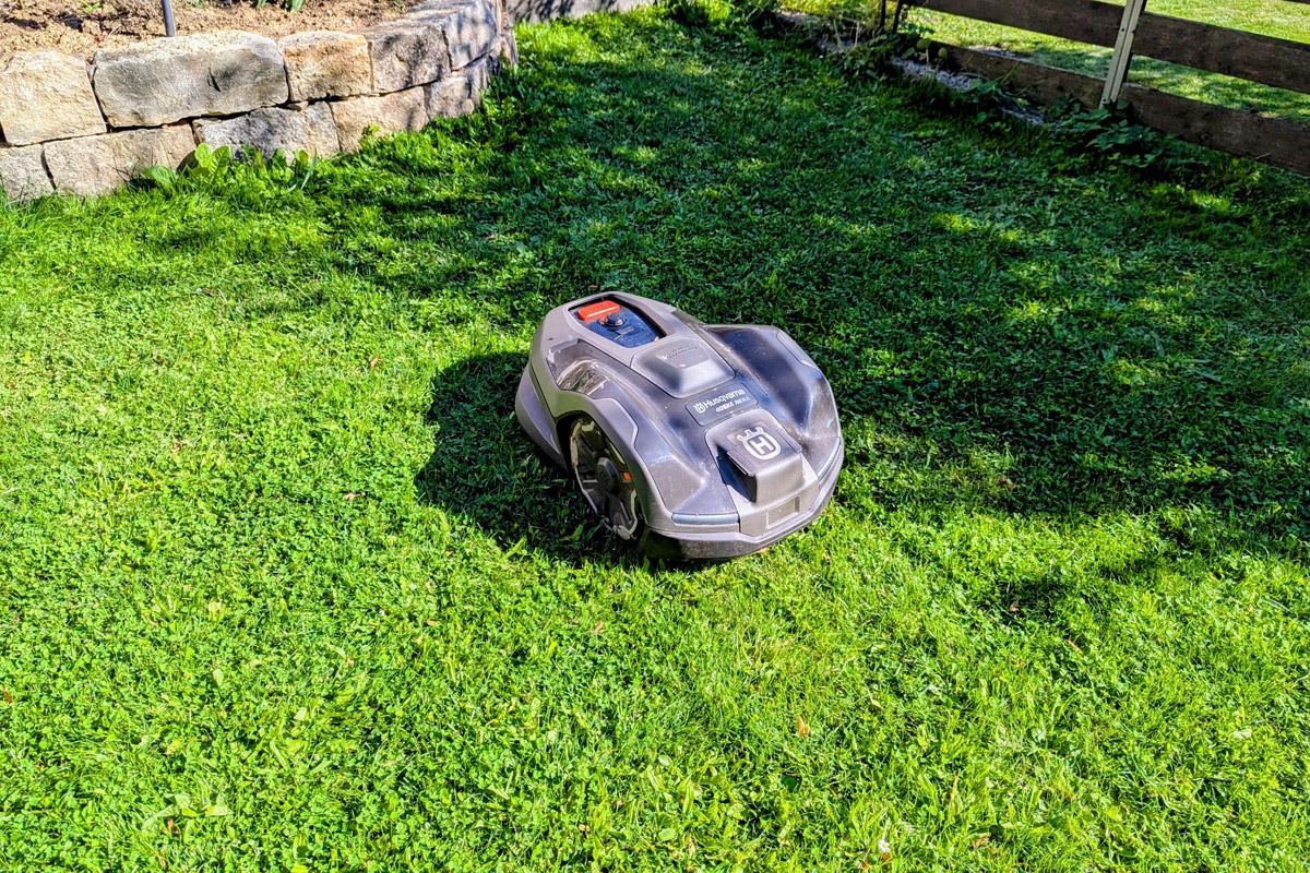 Seit rund 2 Monaten ist der Mähroboter im Einsatz und hat in 45 Stunden Mähdauer bereits 68km(!) zurückgelegt.