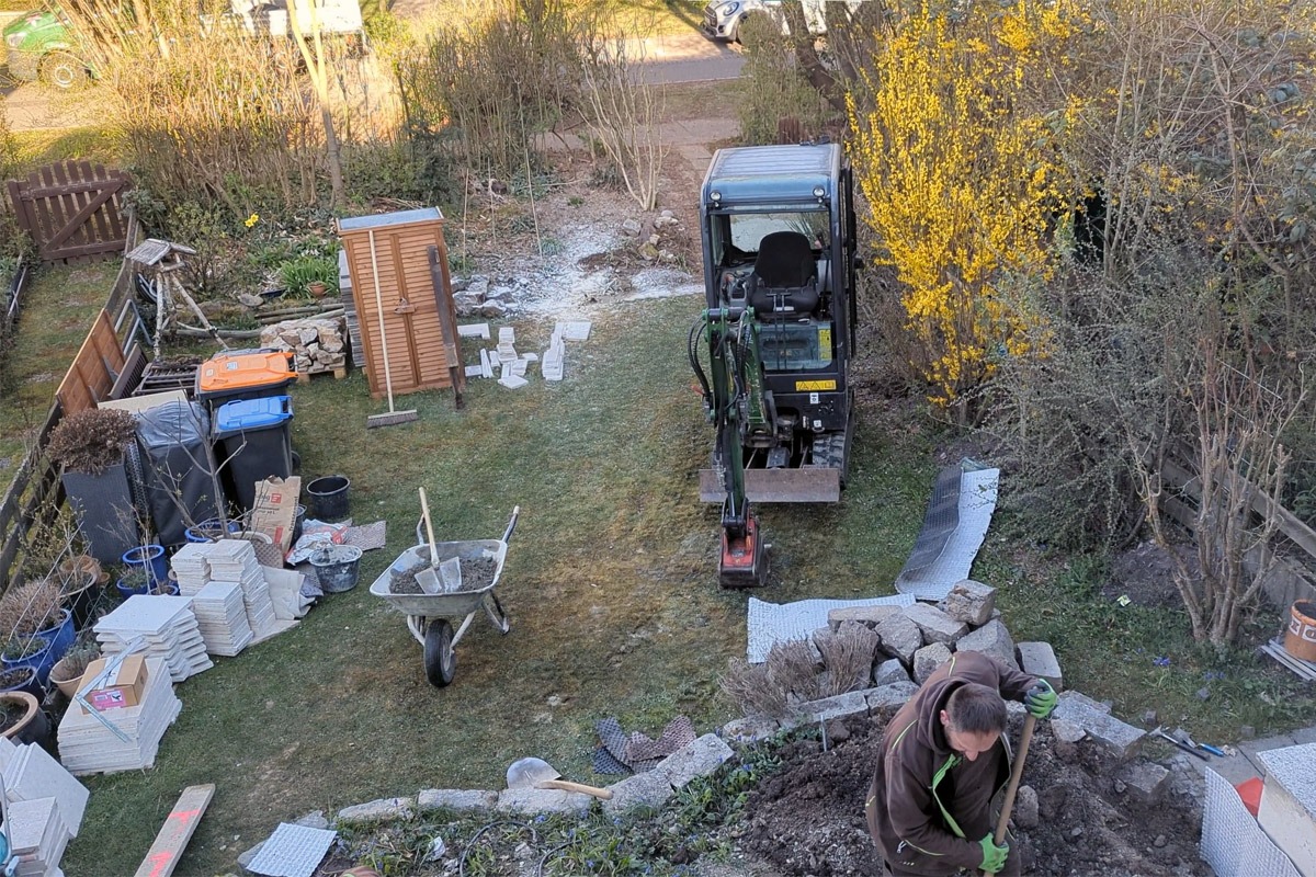 Noch im Frühsommer war die Rasenfläche Teil einer Baustelle.