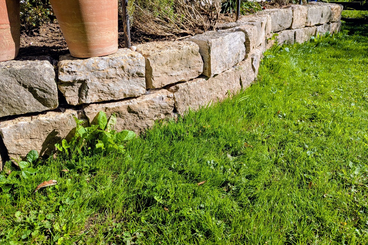 Um solche Konturen wie diese Gartenmauer beim Einrichten des Arbeitsbereichs abzufahren, sind Geduld und eine gute Feinmotorik beim Bedienen der App gefragt.