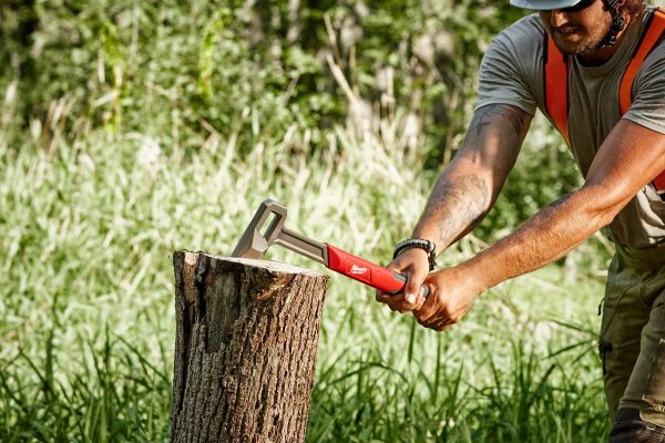 Milwaukee bietet Spaltäxte in den Größen 40 cm, 66 cm und 90 cm an.